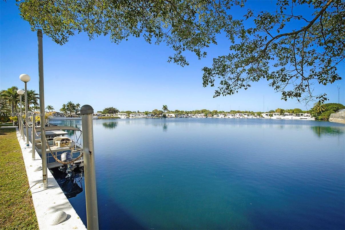 Exterior, Lake