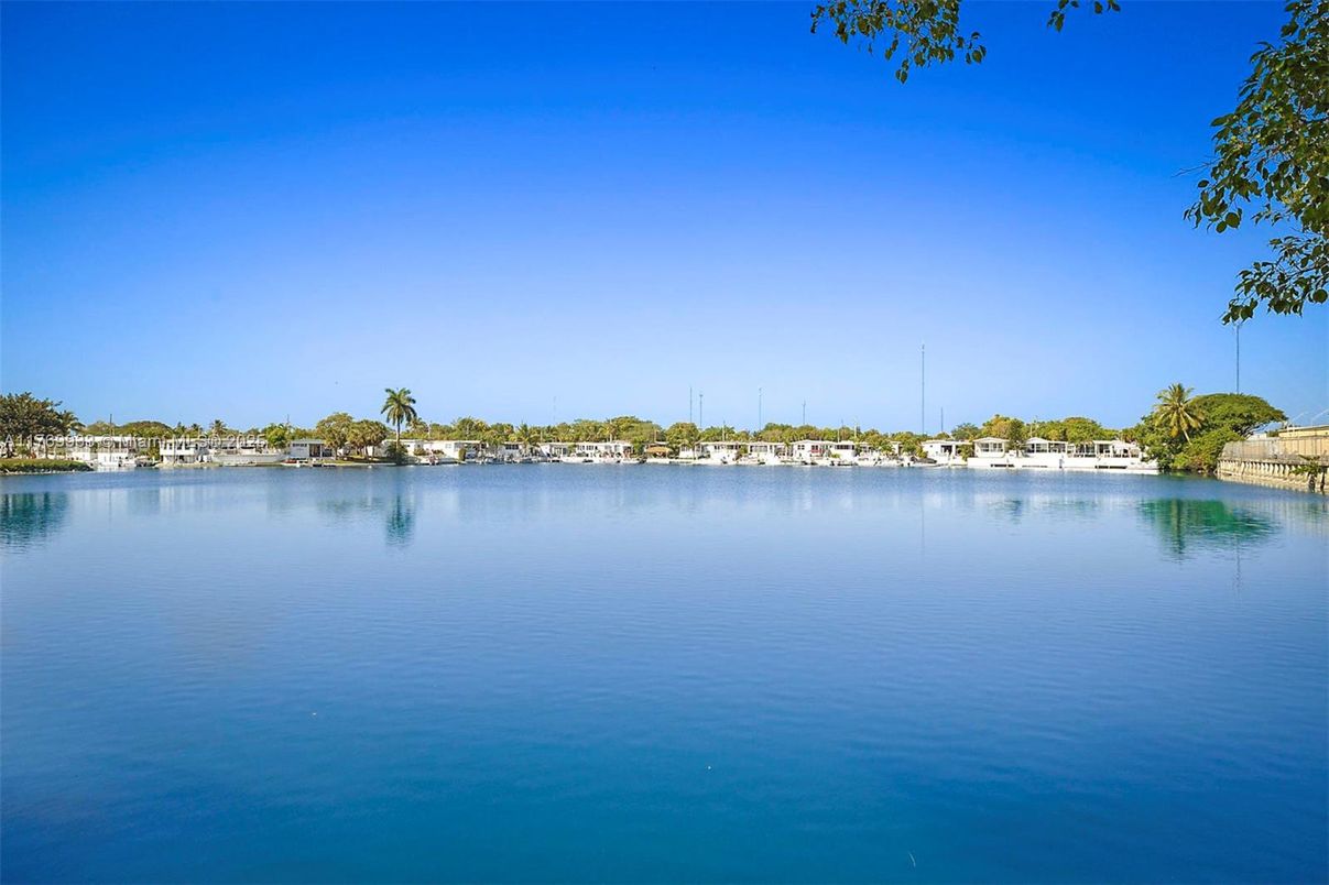 Exterior, Lake