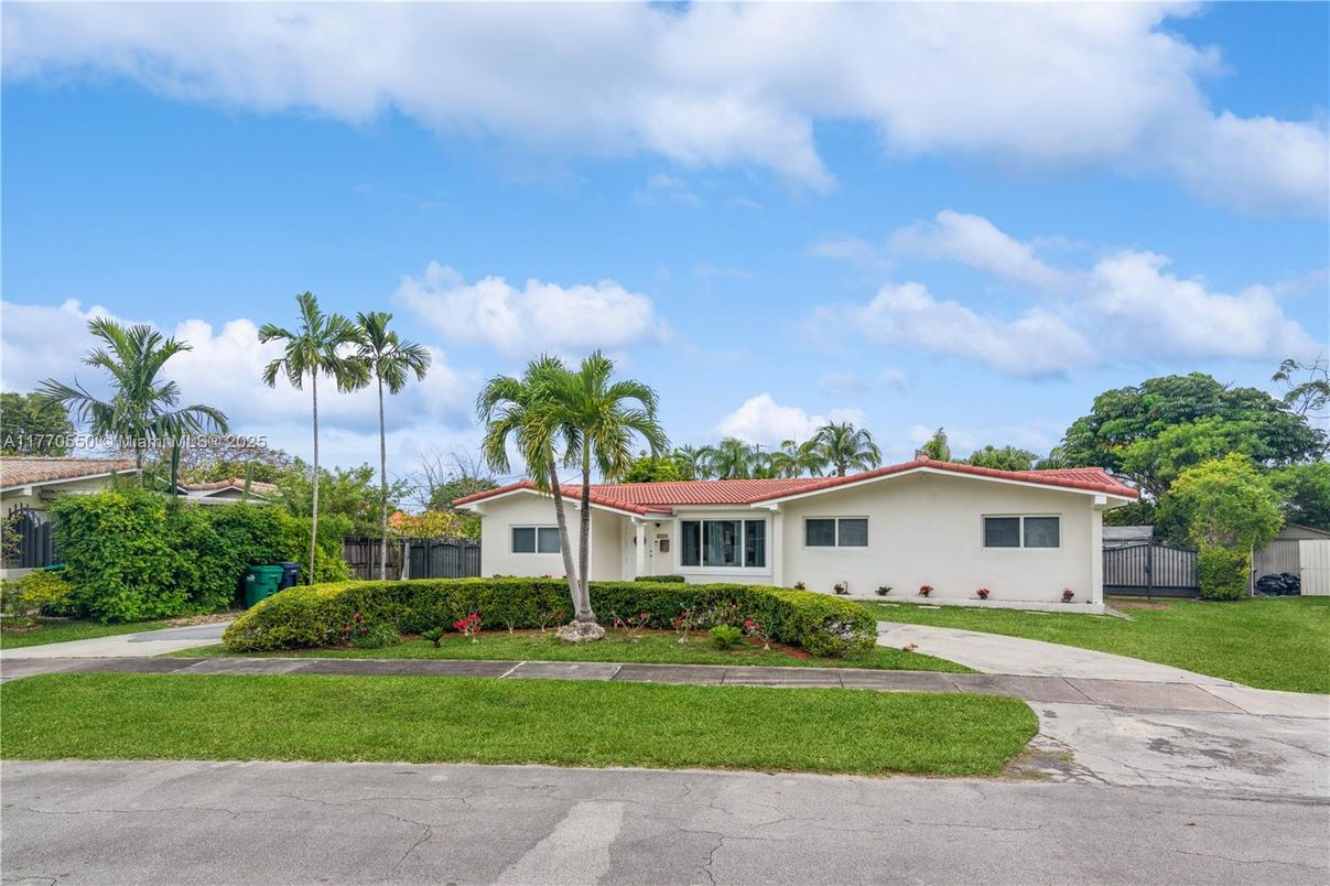 Backyard, Exterior, Facade, Ranch