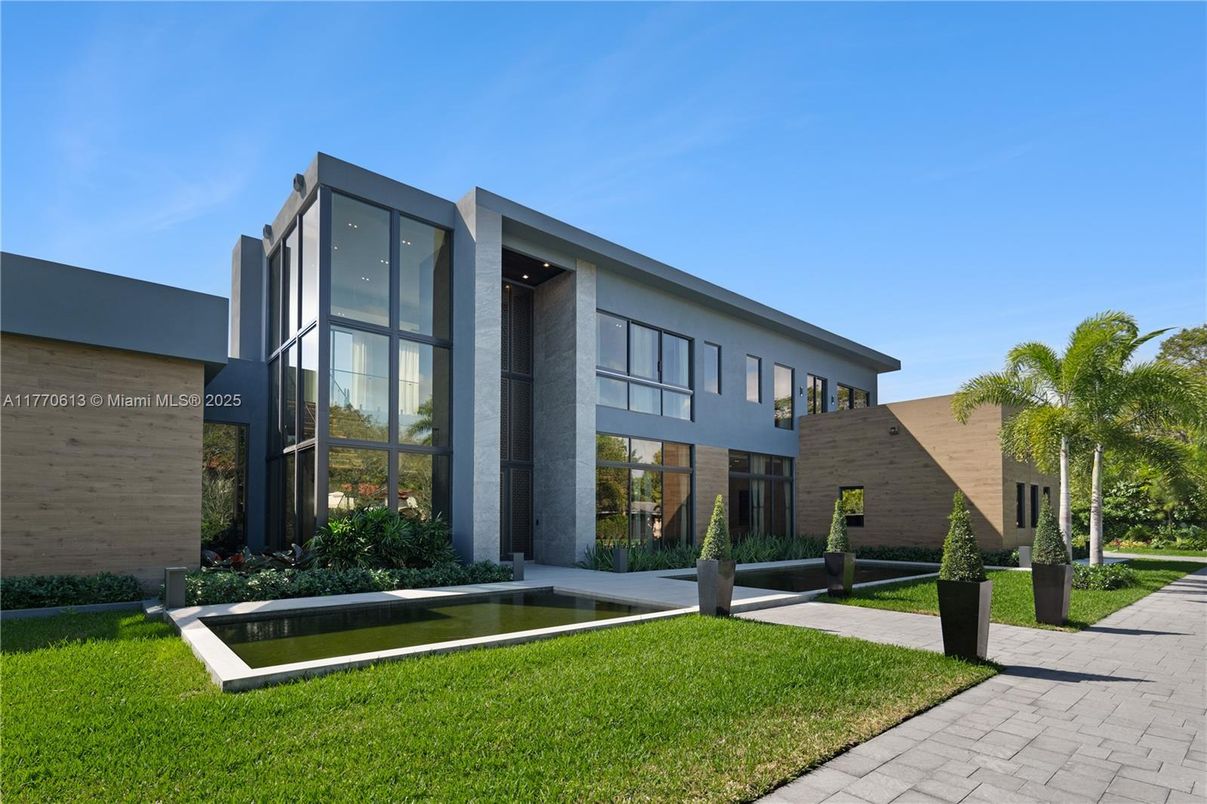 Backyard, Exterior, Facade, Modern