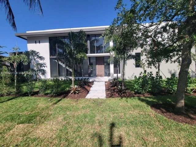 Backyard, Exterior, Facade, Modern