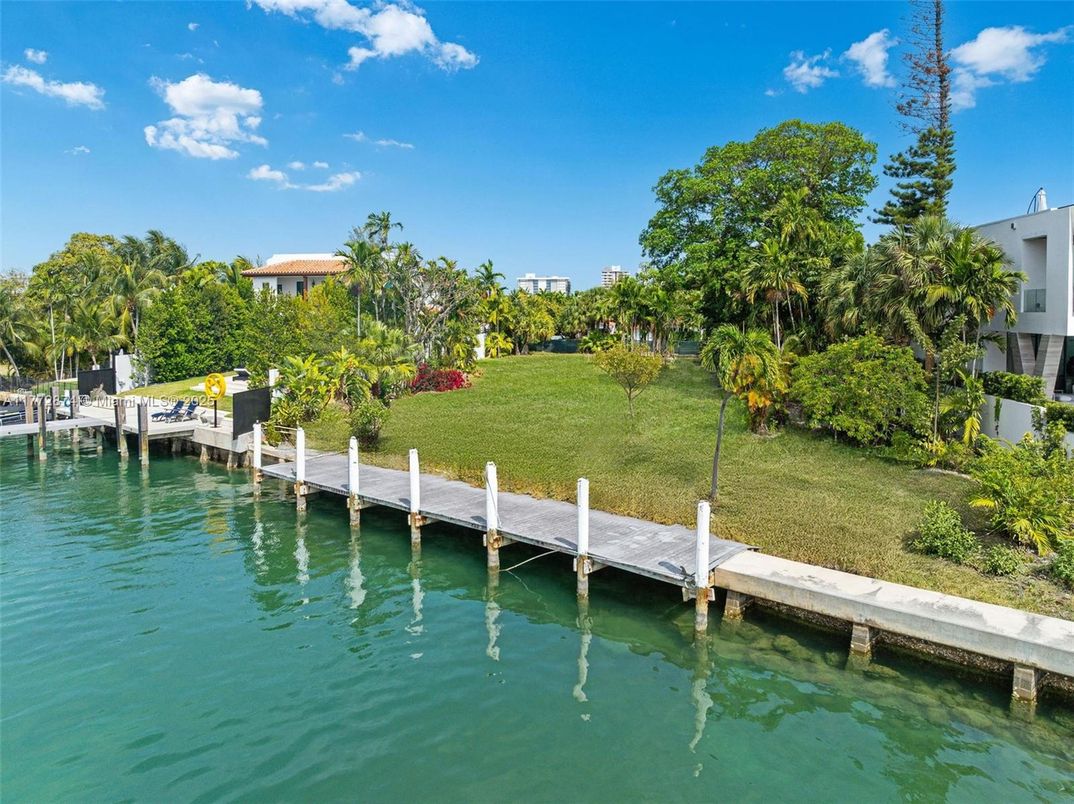 Exterior, Lake