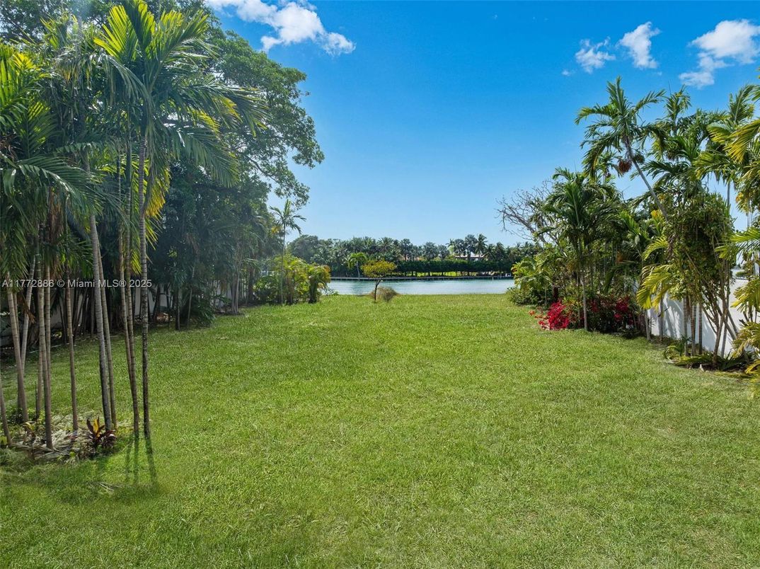 Exterior, Lake