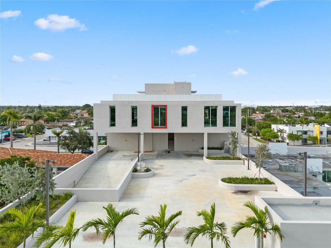 Exterior, Facade, Modern