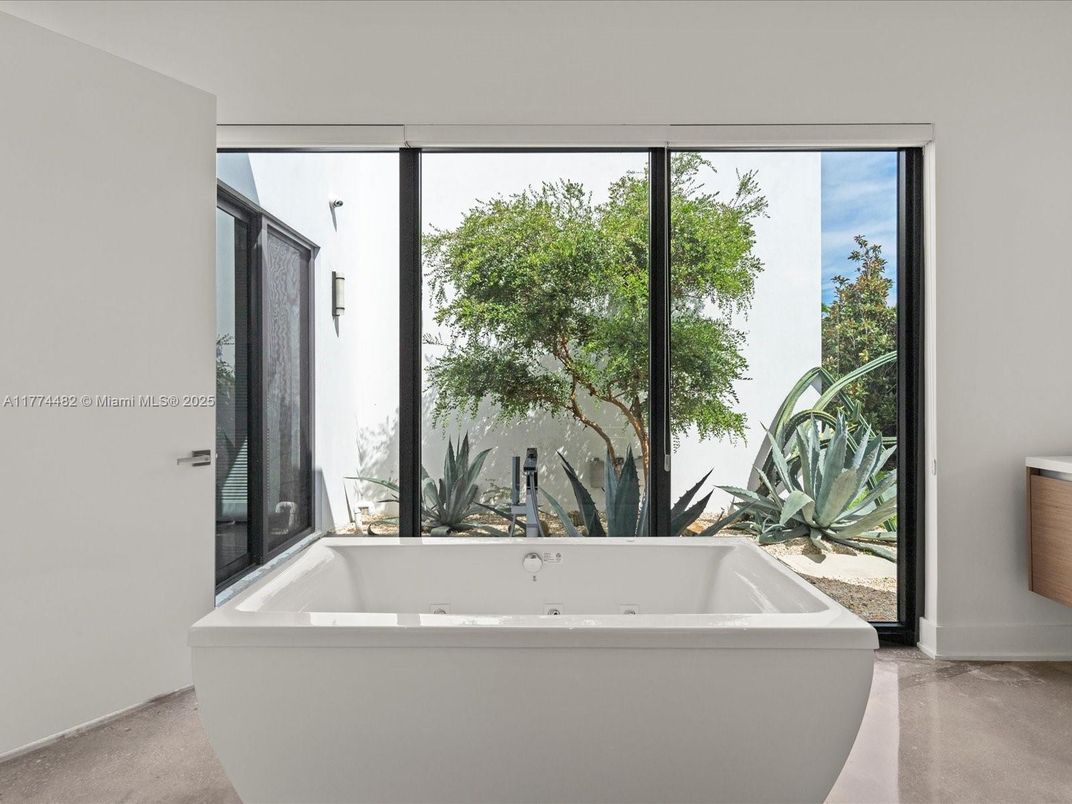 Bathroom, Free Standing Baths, Interior
