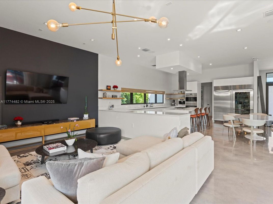 Dining room, Interior, Kitchen, Living room, Pendant Lights, Recessed Lighting, Stainless Steel Appliances