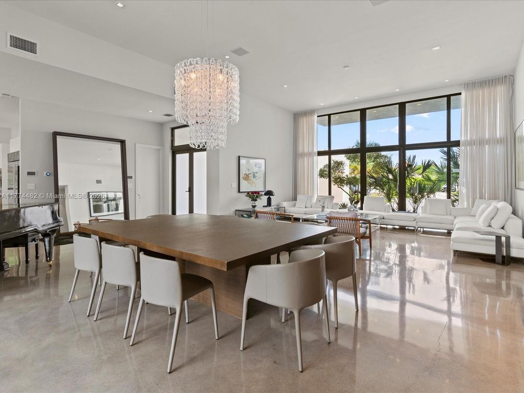 Chandelier, Dining room, Interior, Living room, Piano, Recessed Lighting