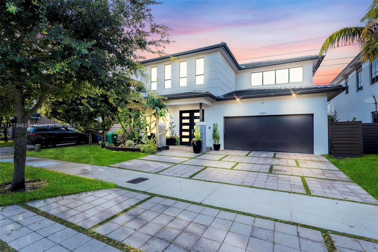 Attached, Backyard, Exterior, Facade, Modern