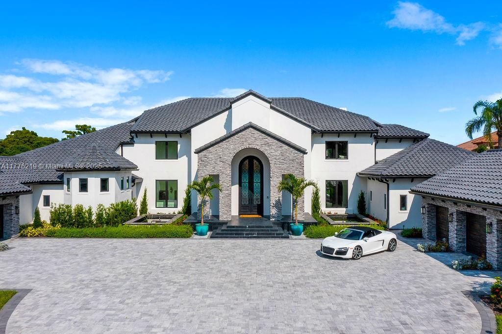 Attached, Exterior, Facade, Mediterranean