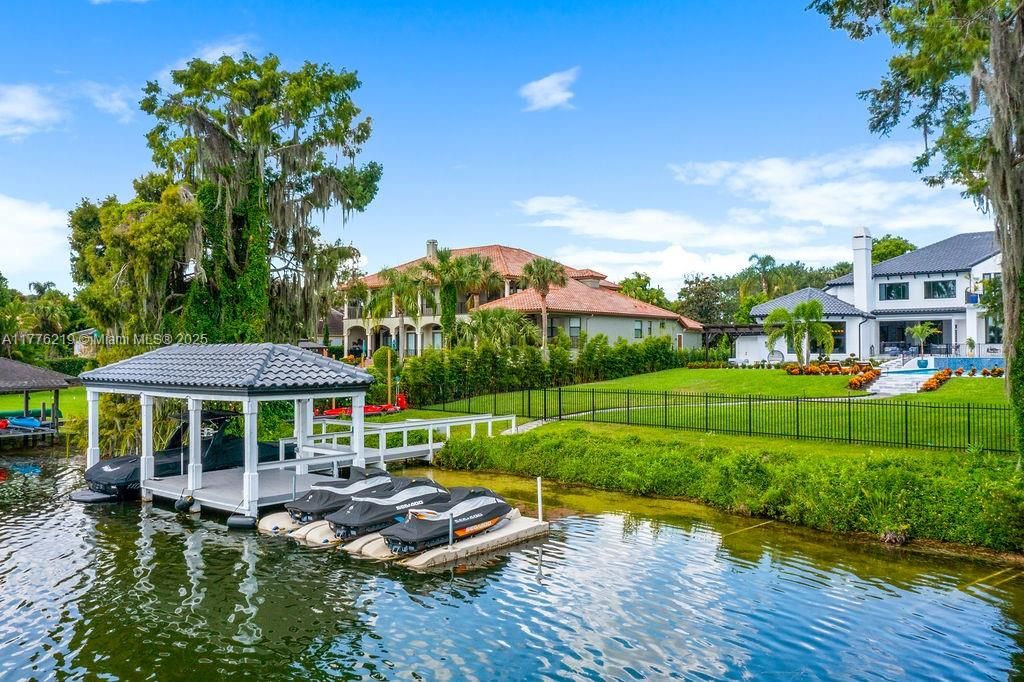 Exterior, Lake