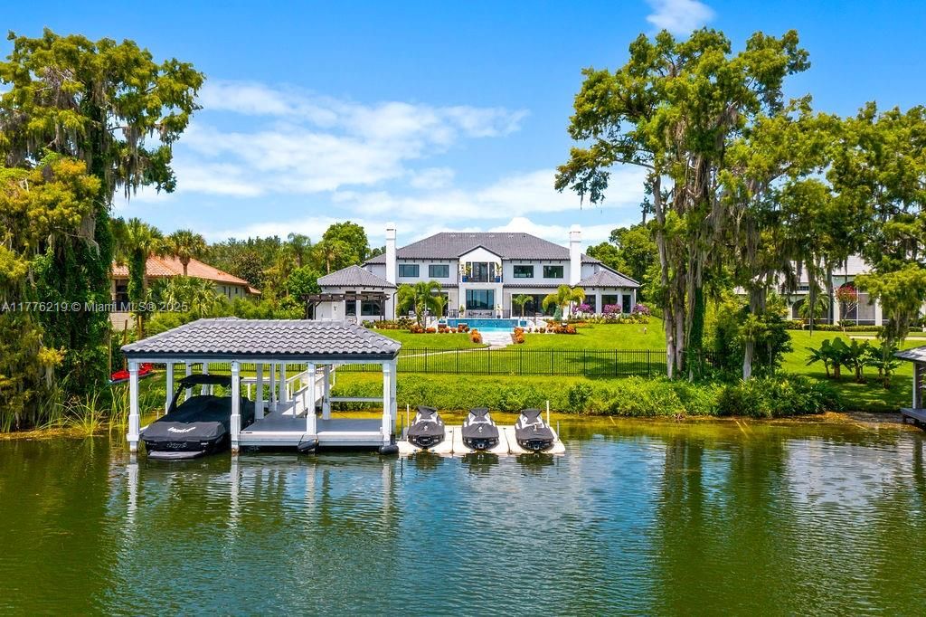 Exterior, Lake