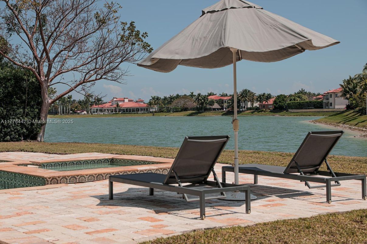 Exterior, Lake