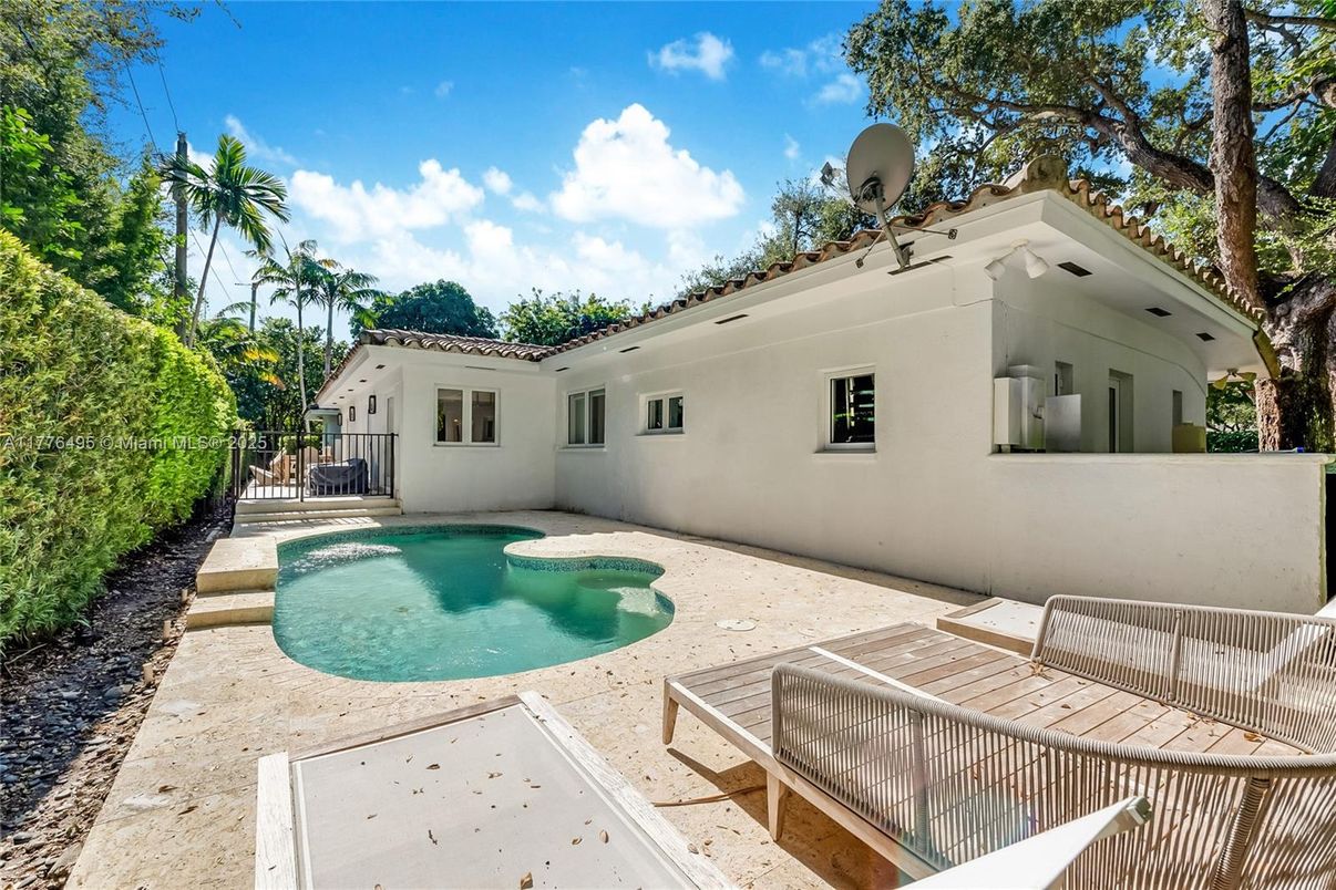 Exterior, Pool