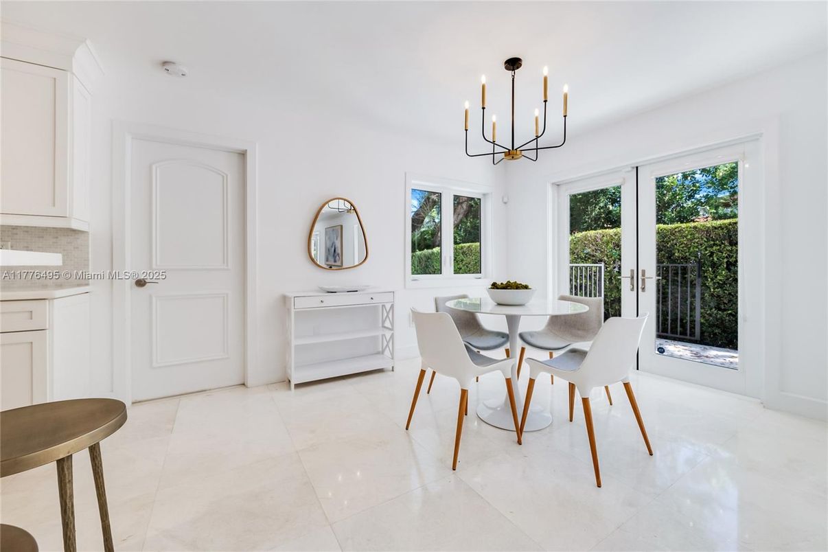 Chandelier, Dining room, Interior, Pendant Lights