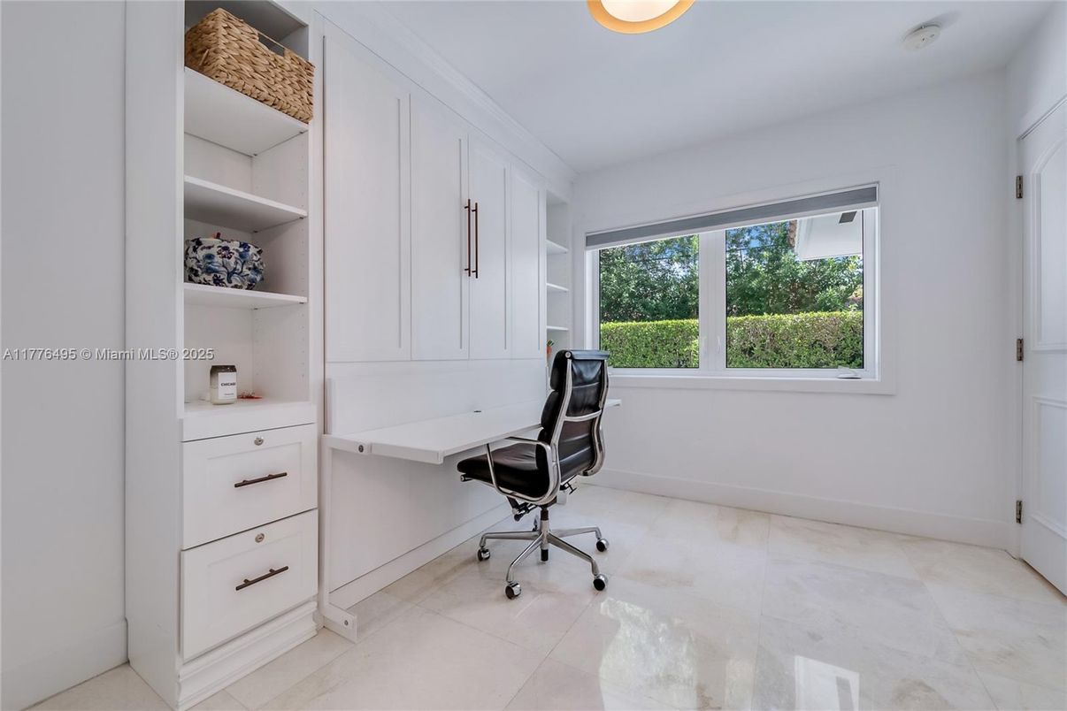 Home Office, Interior