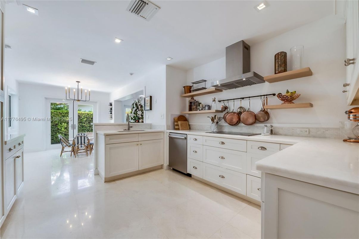 Chandelier, Dining room, Interior, Kitchen, Recessed Lighting, Stainless Steel Appliances