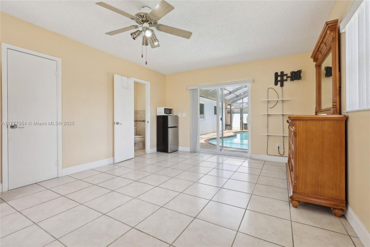 Empty room, Interior