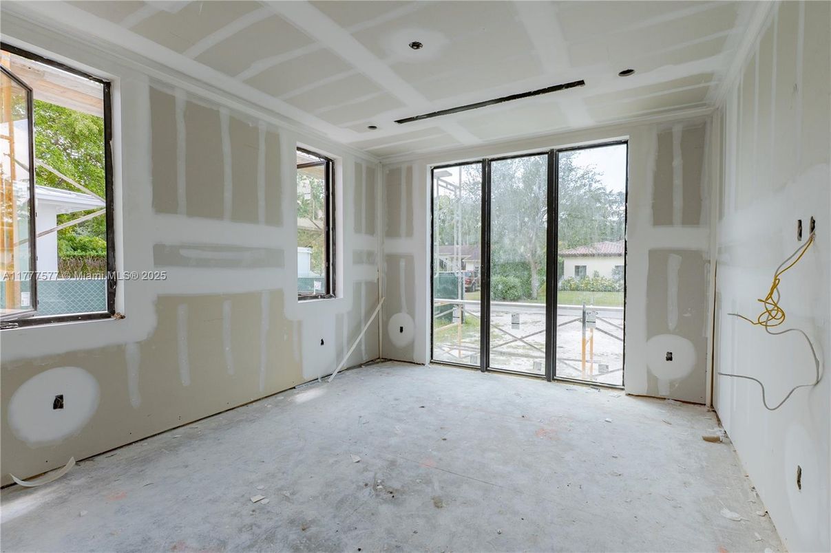 Empty room, Interior