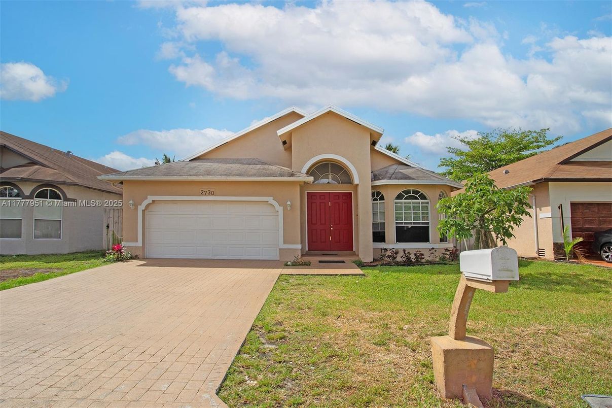 Attached, Exterior, Facade, Ranch