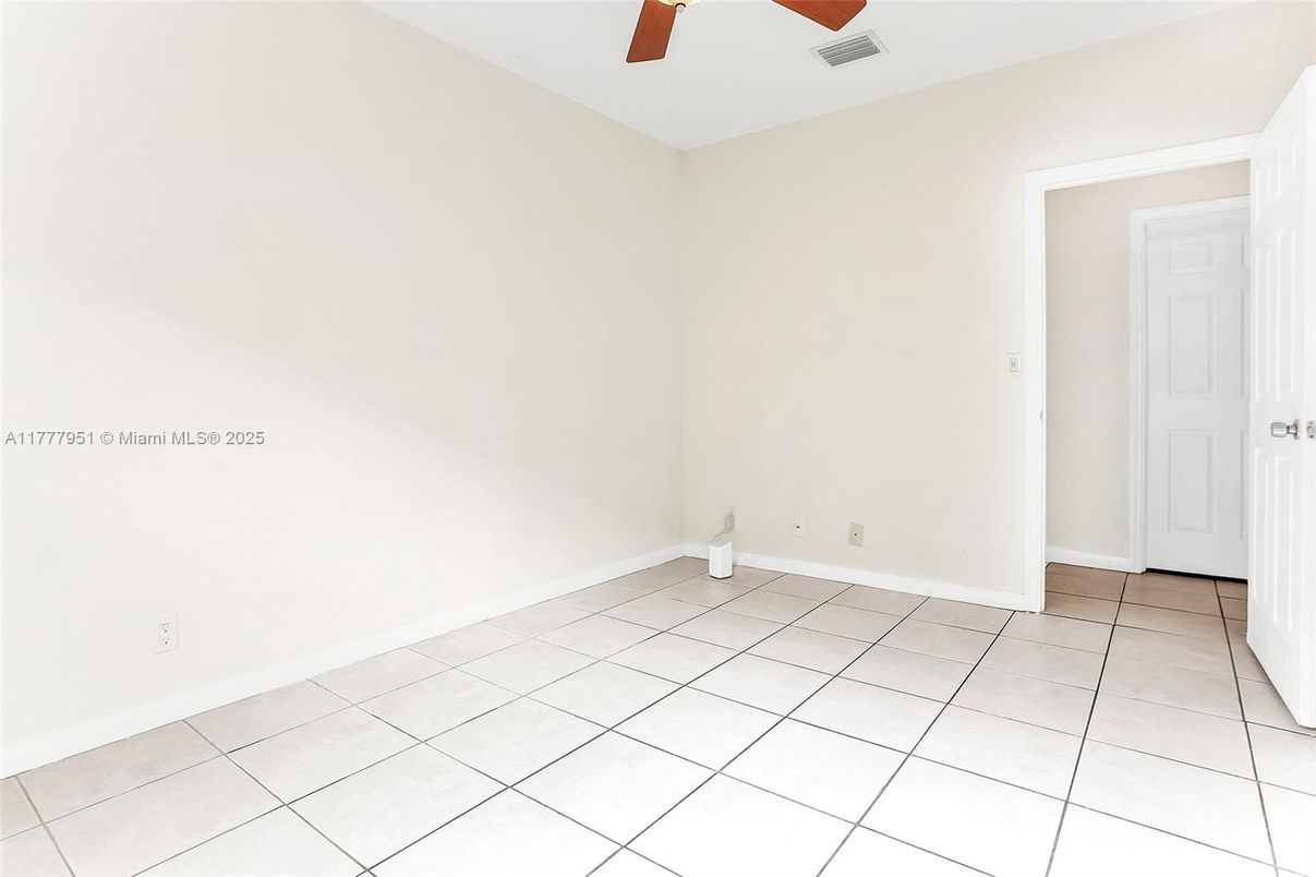 Empty room, Interior