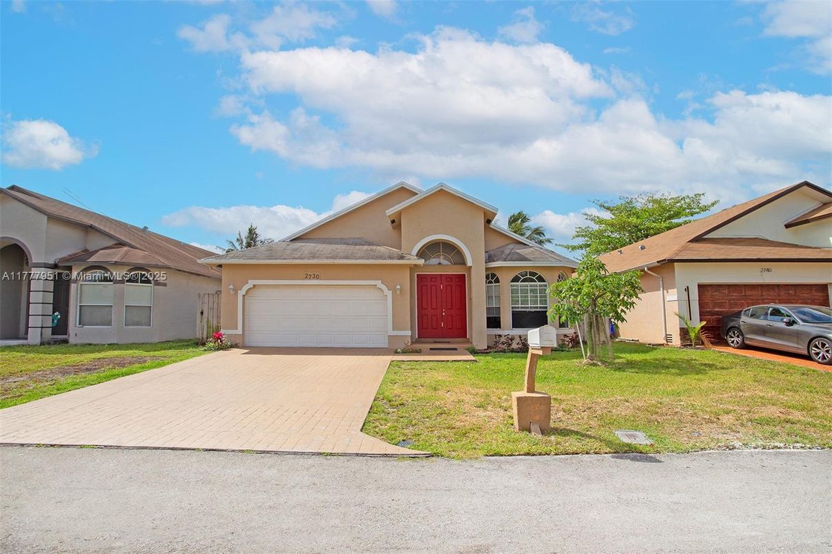 Attached, Exterior, Facade, Ranch