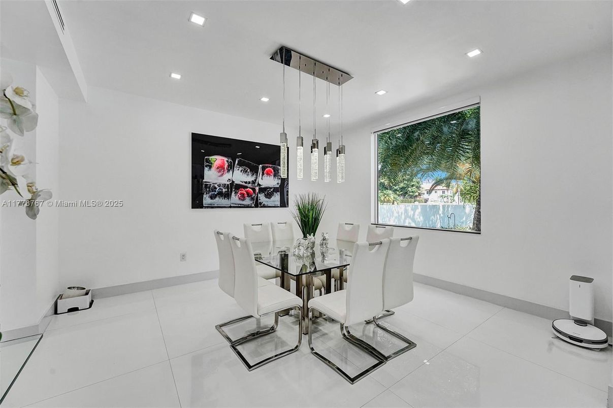 Dining room, Interior, Pendant Lights, Recessed Lighting