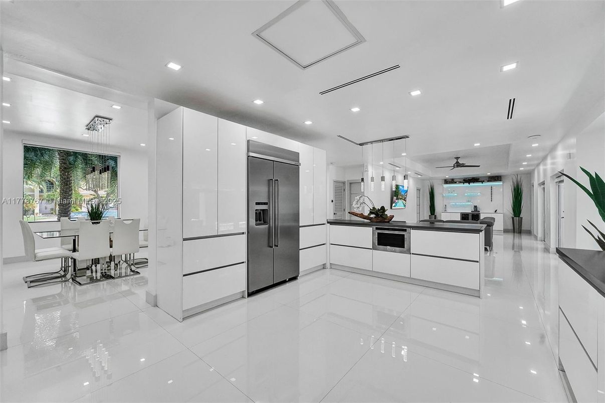 Dining room, Interior, Kitchen, Pendant Lights, Recessed Lighting, Stainless Steel Appliances