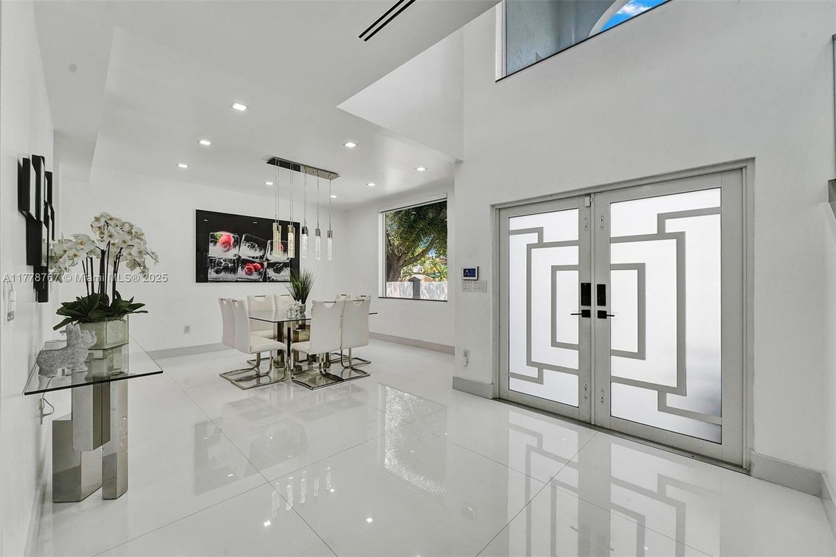 Dining room, Interior, Pendant Lights, Recessed Lighting