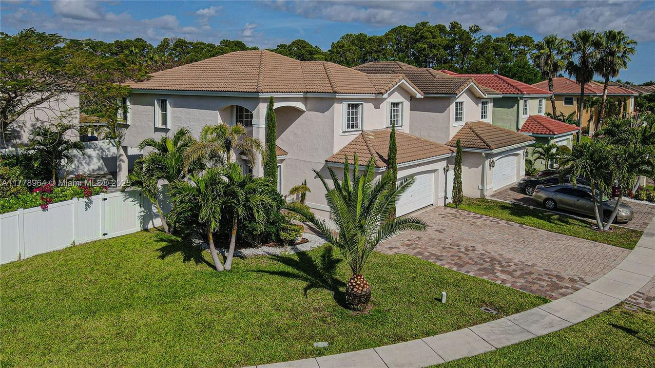 Attached, Exterior, Facade, Mediterranean