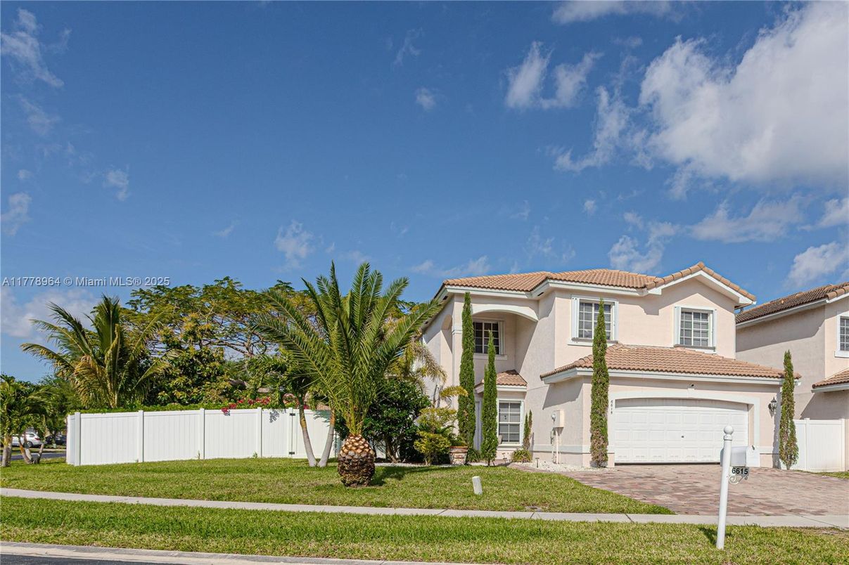 Attached, Exterior, Facade, Mediterranean
