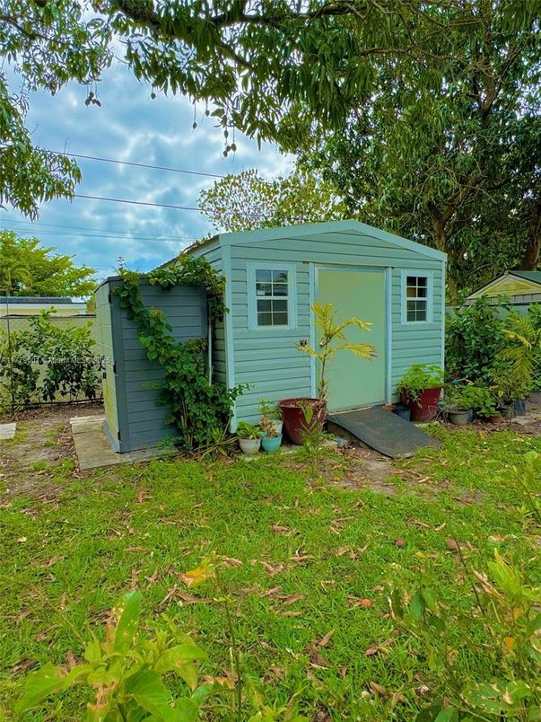 Backyard, Exterior