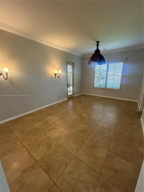 Empty room, Interior