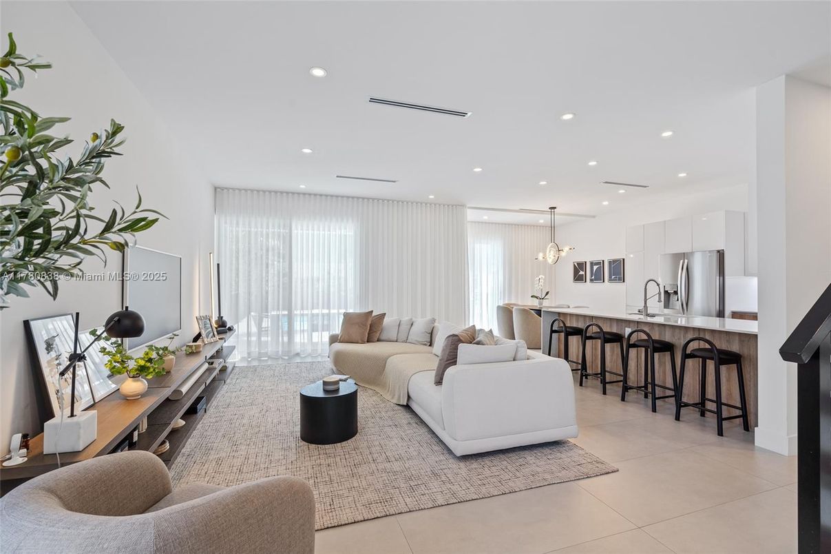 Interior, Kitchen, Living room, Pendant Lights, Recessed Lighting, Stainless Steel Appliances