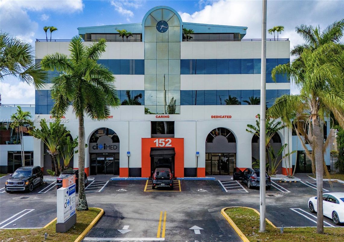 Exterior, Facade, Modern