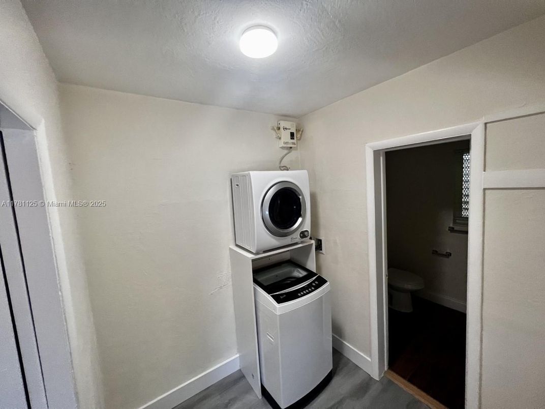 Interior, Utility Closets, Washer, Wood Texture Flooring