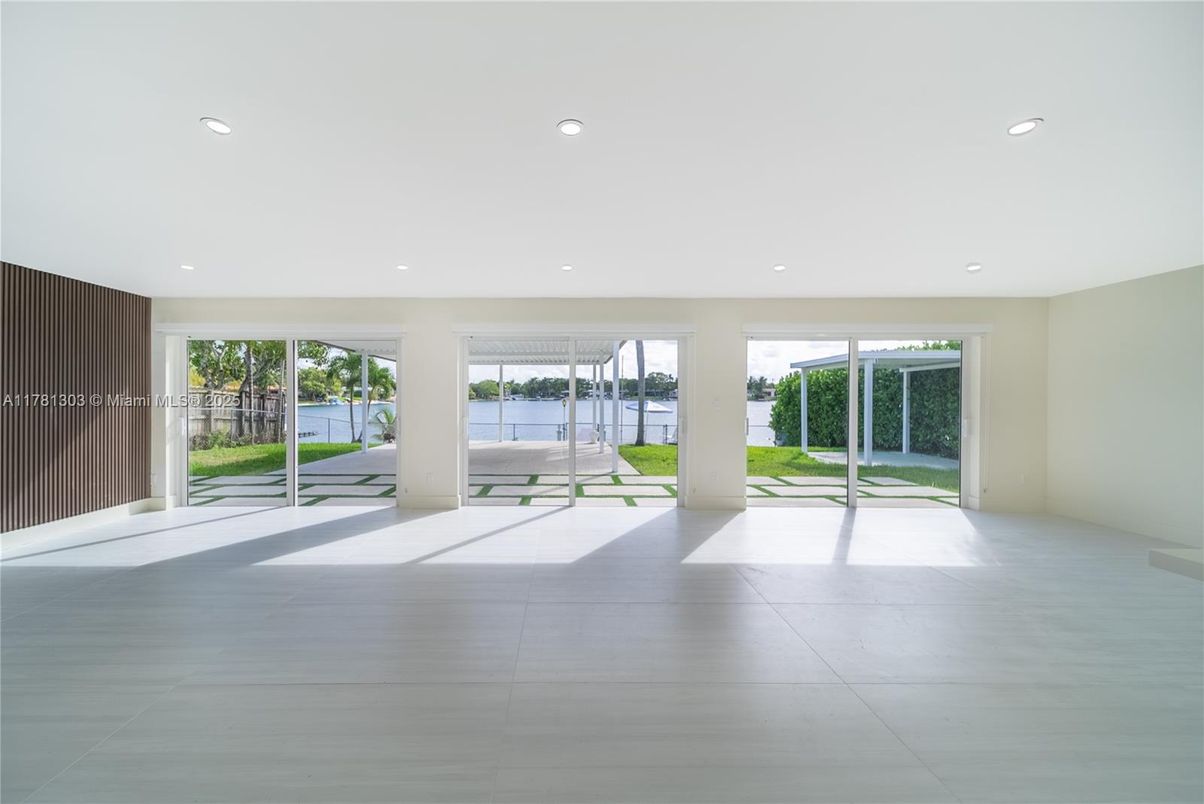 Empty room, Interior, Recessed Lighting, Water