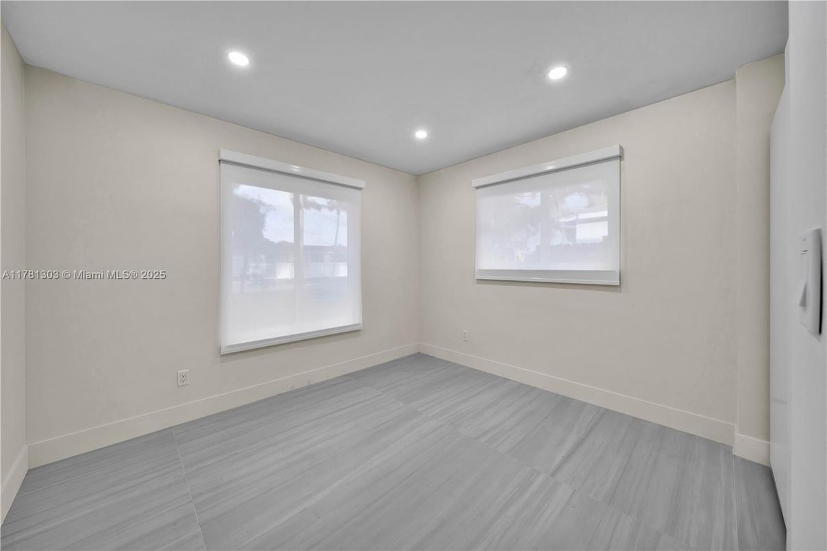 Empty room, Interior, Recessed Lighting