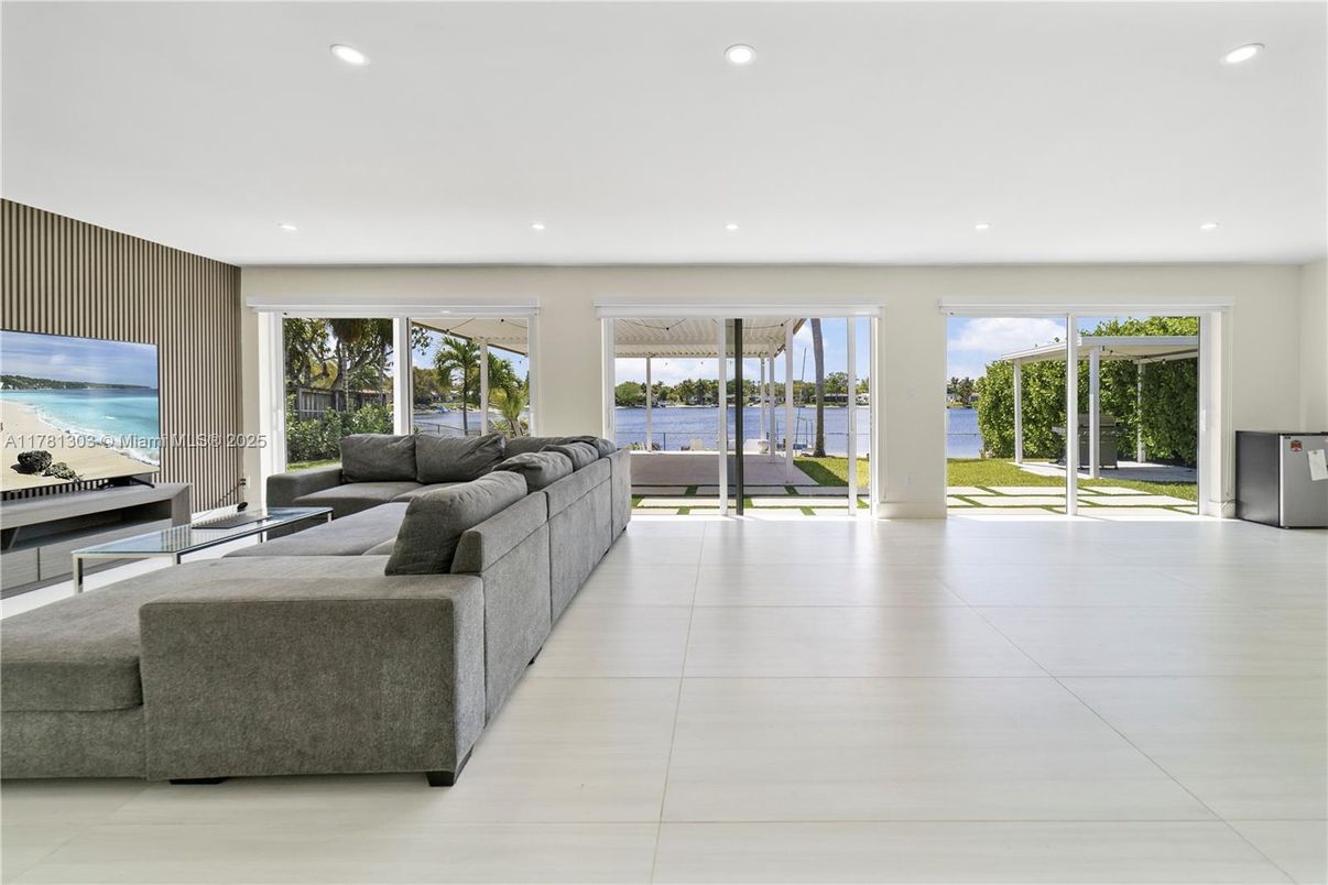 Interior, Living room, Recessed Lighting, Water