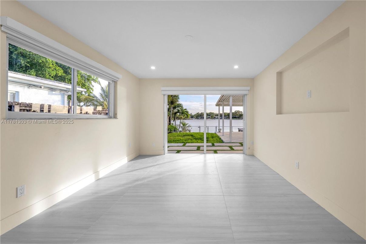 Empty room, Interior, Recessed Lighting, Water