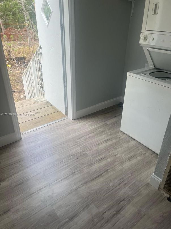 Interior, Utility Closets, Washer, Wood Texture Flooring