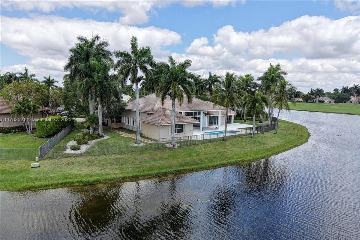 Exterior, Lake