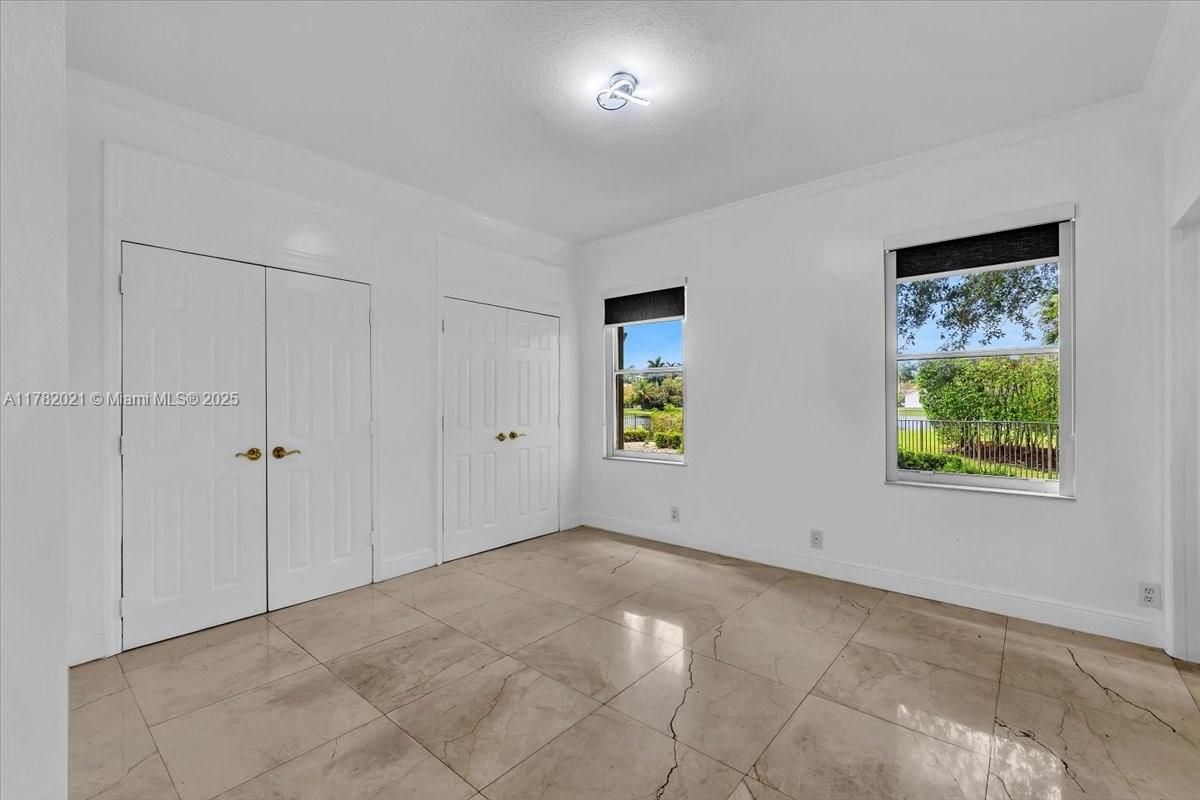 Empty room, Interior