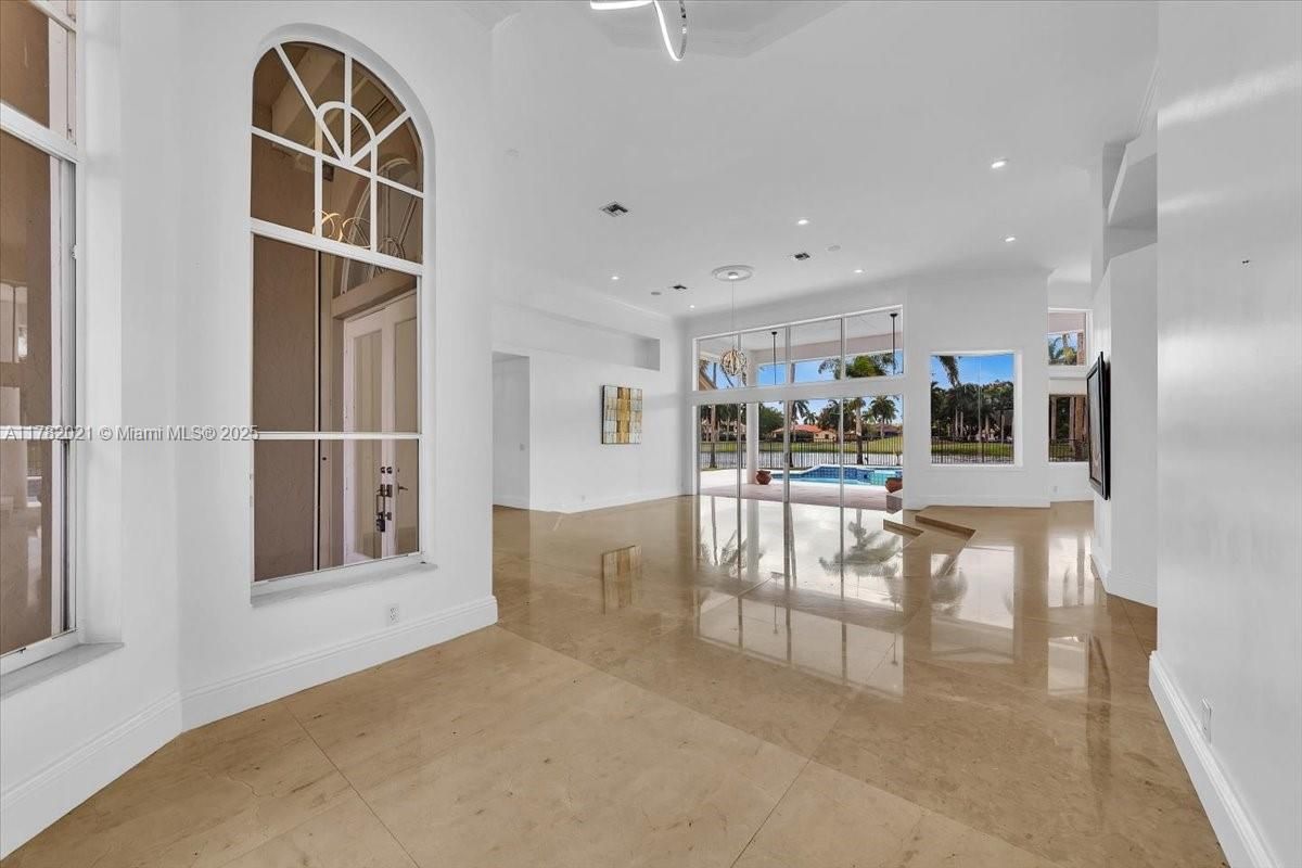 Empty room, Interior, Recessed Lighting