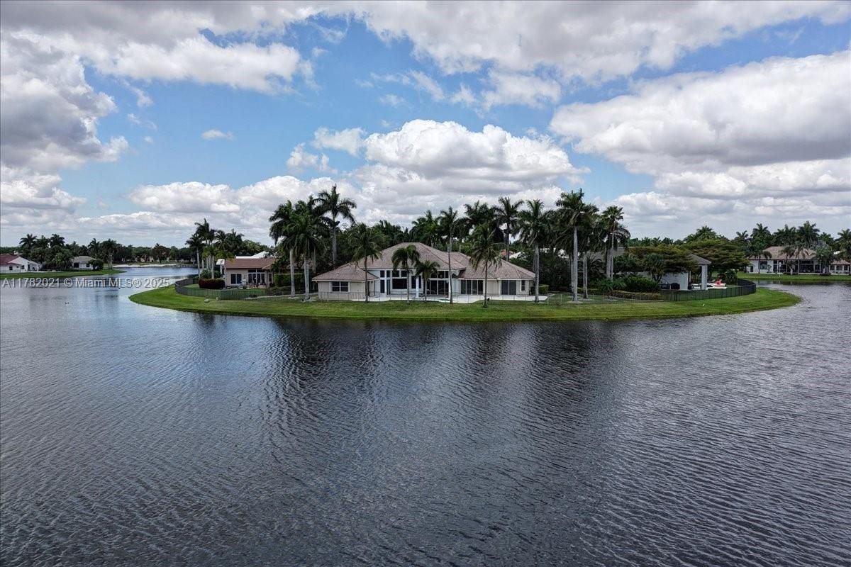 Exterior, Lake
