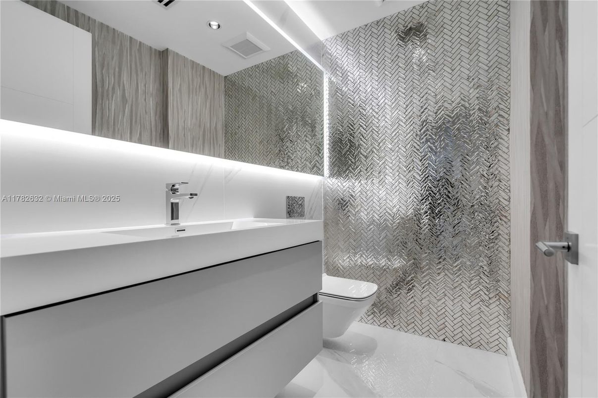 Bathroom, Interior, Recessed Lighting