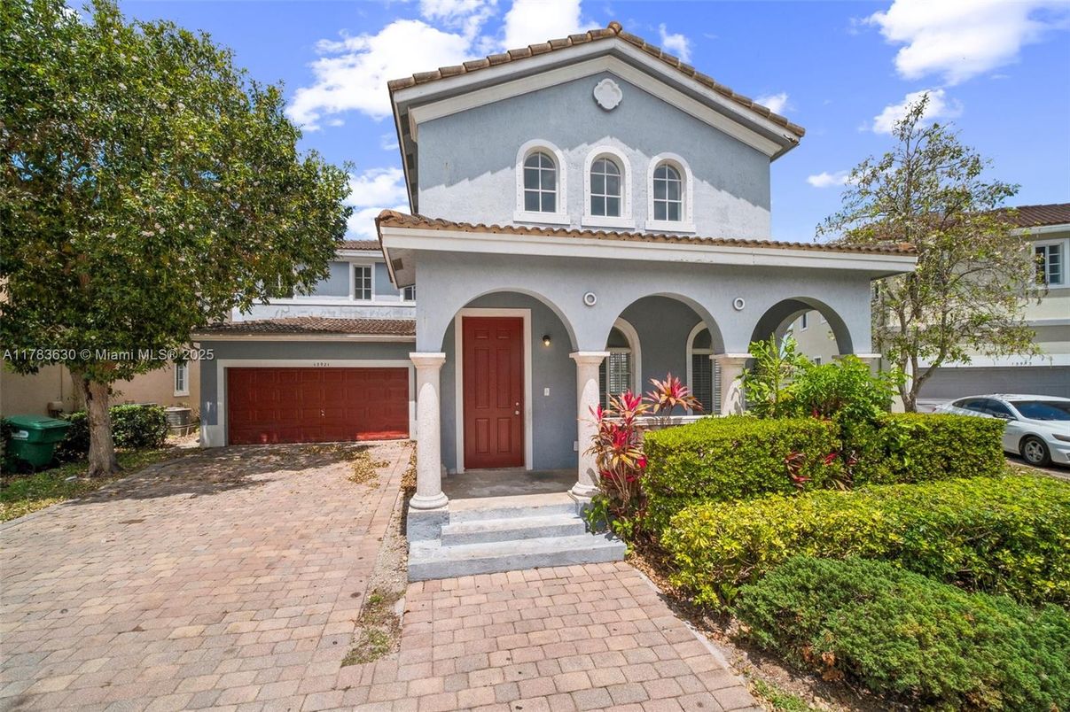 Attached, Exterior, Facade, Mediterranean
