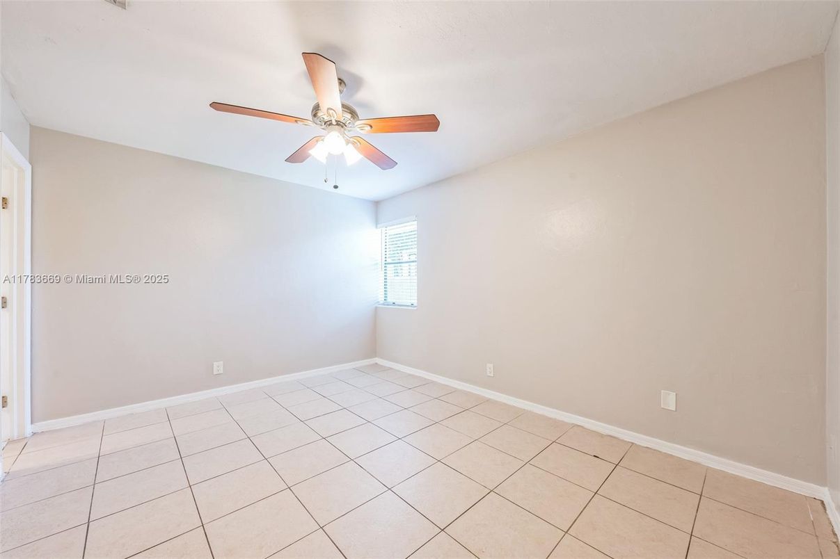 Empty room, Interior