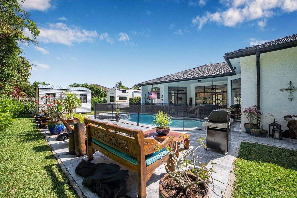 Exterior, Pool