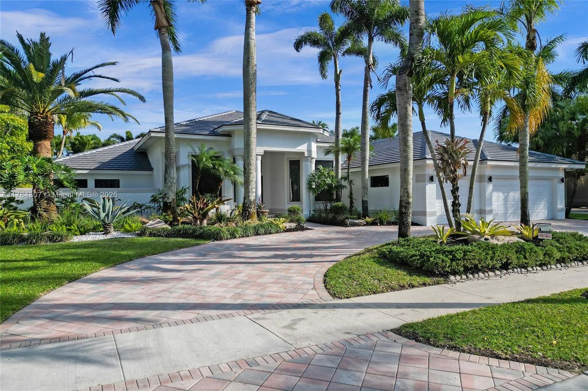 Attached, Exterior, Facade, Mediterranean