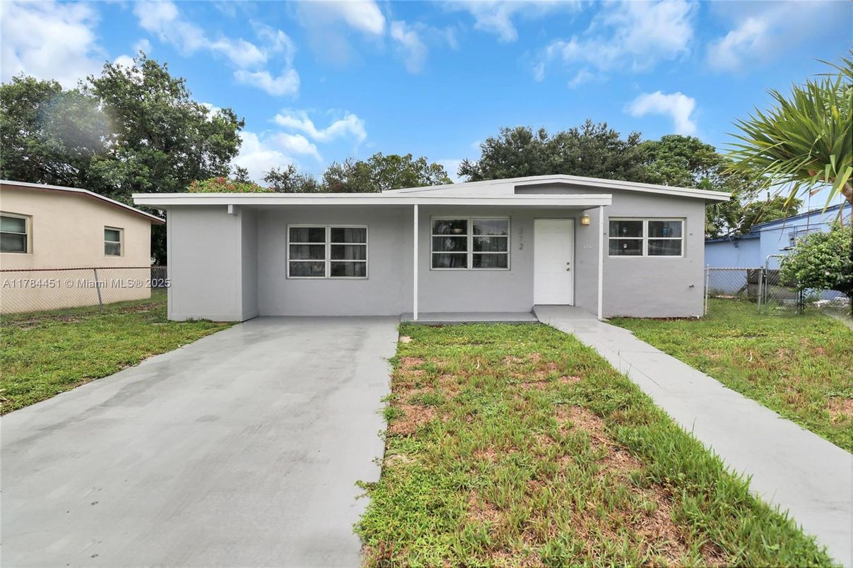 Backyard, Exterior, Facade, Ranch